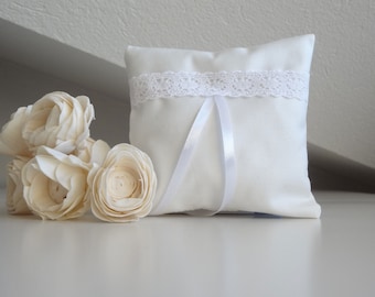 Porte alliance en tissu blanc avec décoration en dentelle - coussin d'alliance