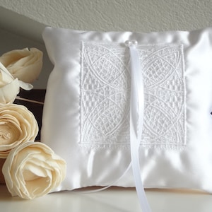Cuscino portafedi in satin duchesse bianco, cuscino per anelli ricamato