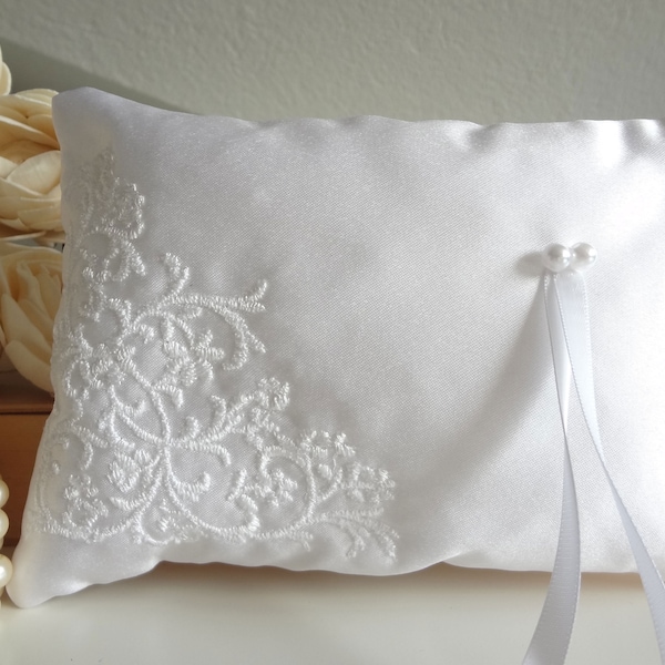 Coussin mariage en satin  duchesse blanc avec broderie