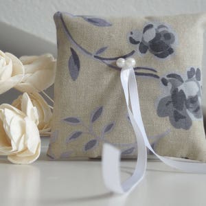 Cuscino portafedi in lino con tema floreale a fiori grigi e violetto