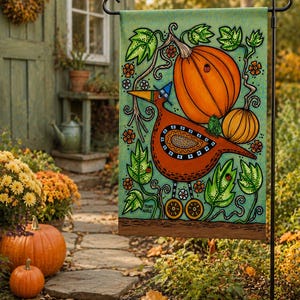 Può includere: Una bandiera da giardino rettangolare con un'illustrazione stravagante di un uccello arancione con un cappello blu, due zucche e foglie verdi su uno sfondo verde chiaro. L'uccello ha ali decorate e ruote al posto dei piedi. Il testo Penny Noble è visibile.