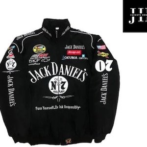 Könnte beinhalten: Schwarze Rennjacke mit weißen und farbigen Logos, darunter "Jack Daniel's" und "No. 7". Die Jacke hat einen Reißverschluss vorne, einen Stehkragen und die Nummer "07" auf dem rechten Ärmel. Der Text "Pace Yourself. Dr Ink Responsibly" ist auf der Vorderseite aufgedruckt.
