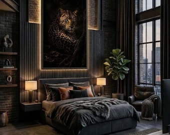 Puede incluir: Un dormitorio con una cama tapizada en gris oscuro con una manta de piel sintética, flanqueada por dos mesitas de noche con lámparas. Un gran retrato de leopardo enmarcado cuelga en una pared de ladrillo oscuro con listones.