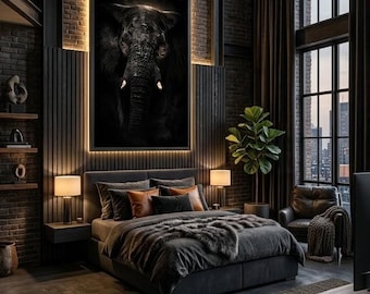 Puede incluir: Un dormitorio con un gran retrato de elefante enmarcado y retroiluminado, una cama tapizada oscura con almohadas grises y naranjas, una manta de piel sintética, dos lámparas de noche, una planta alta en maceta y un sillón de cuero.