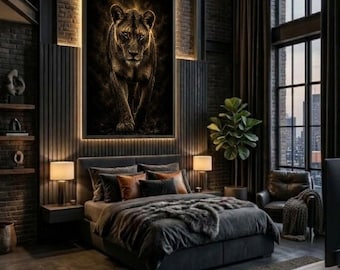 Puede incluir: Un dormitorio con una gran obra de arte enmarcada de un león, una cama con ropa de cama gris oscuro y una manta de piel sintética, dos lámparas de noche, una planta, un sillón de cuero y un banco de madera sobre una alfombra texturizada.