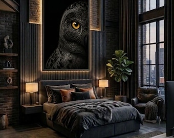 Puede incluir: Una gran pieza de arte mural rectangular que presenta un retrato detallado de un búho en blanco y negro con un ojo amarillo penetrante, montada sobre una estructura de cama gris oscuro con ropa de cama y almohadas a juego.