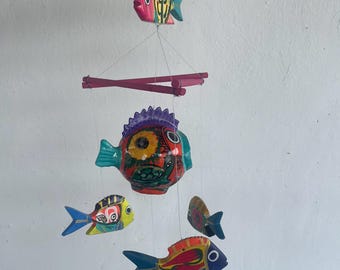 Mobile a forma di pesce messicano dipinto a mano – Decorazione murale colorata a tema costiero, ideale per la spiaggia, arte tropicale indigena (movimento in stile girandola a vento)