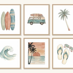 Puede incluir: Conjunto de seis láminas enmarcadas en acuarela con ilustraciones de temática playera. Incluye tablas de surf, una furgoneta vintage con tablas de surf, una palmera, una ola, una escena de puesta de sol y chanclas con gafas de sol. Cada lámina está en un marco de madera.
