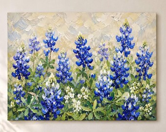 Muurdecoratie met blauwe lupine, luchtige ivoorkleurige wilde bloemen en gelaagde groene bladeren.