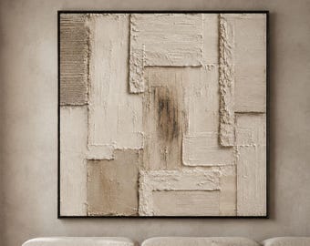 Crèmekleurige abstracte muurdecoratie, verspringende blokken met houtskoolkleurige strepen in het midden.