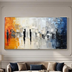 Puede incluir: Pintura al óleo abstracta sobre lienzo de forma rectangular. La obra presenta un diseño texturizado y multicolor con tonos naranja, blanco y azul. Se ven siluetas de figuras en la sección naranja. La pintura está enmarcada.