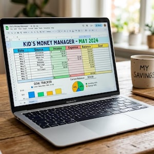 Puede incluir: Un portátil que muestra una hoja de cálculo titulada "Kid's Money Manager - May 2024" está sobre una mesa de madera. Una taza con "My Savings" impresa, un lápiz y una pequeña suculenta también están sobre la mesa. Un dibujo de una casa y un árbol es visible.