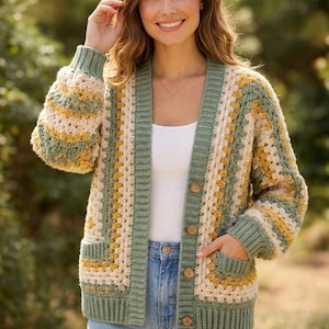 Puede incluir: Cárdigan de crochet en tonos verdes, amarillos y crema. El suéter abierto tiene cuello en V, bolsillos y botones de madera. Las mangas y el ribete son de color verde liso.