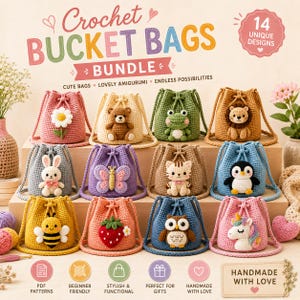 Può includere: Una collezione di 14 borse a secchiello all'uncinetto con vari disegni di animali e natura, tra cui una margherita, orso, rana, leone, coniglio, farfalla, gatto, pinguino, ape, fragola, gufo e unicorno, con il testo Crochet BUCKET BAGS BUNDLE.
