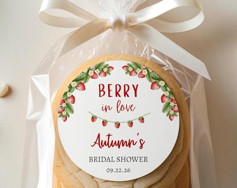 Personaliza pegatinas de agradecimiento y etiquetas de recuerdo para despedidas de soltera con fresas, "Berry in Love" y "Fresas enamoradas".