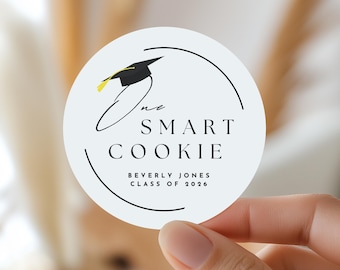 Etiquetas personalizadas para la graduación "One Smart Cookie 2026" y la bolsa de bienvenida para regalos de graduación.