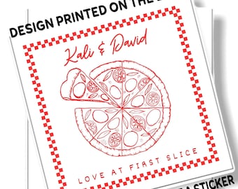 Caja de pizza personalizada "Amor a primera rebanada", ideal para cena de ensayo, compromiso, boda, aniversario o la noche anterior. Impresa y enviada.