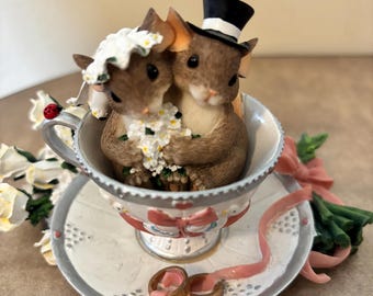 Figura de Fitz and Floyd Charming Tails que representa a una pareja de ratones recién casados sentados en una taza de té.