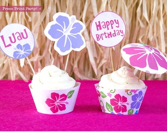 Könnte beinhalten: Ein Set Cupcake-Topper mit einer rosa Hibiskusblüte, einem rosa Kreis mit dem Text "Happy Birthday", einem rosa Kreis mit dem Text "Maddy", einem rosa Kreis mit dem Buchstaben "M", einem rosa Kreis mit der Zahl "16", einer lila Hibiskusblüte, einem lila Kreis mit dem Text "Luau" und einem rosa Kreis mit dem Text "Luau".