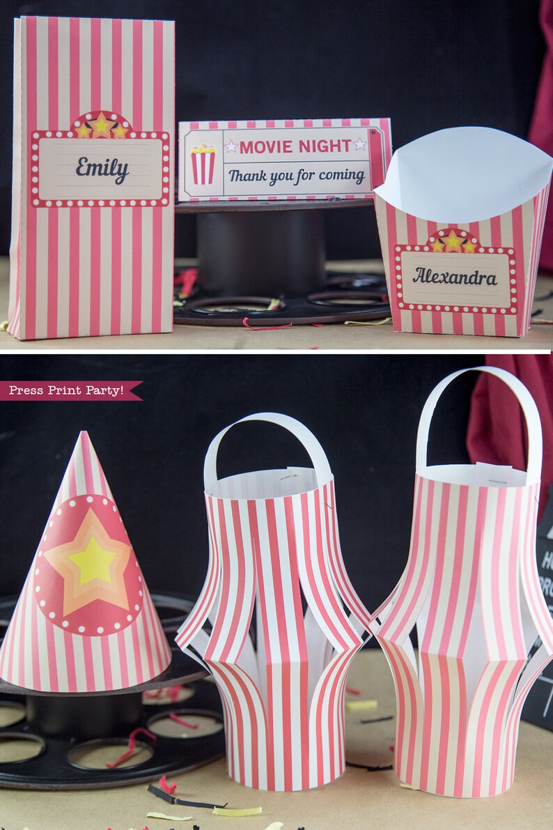 Op de afbeelding: Printbare feestzakjes en hoeden met een filmthema. De zakjes zijn rood-wit gestreept met een marquee-ontwerp en de tekst "Filmavond" en "Bedankt voor je komst". De hoeden zijn rood-wit gestreept met een ster aan de voorkant. De zakjes hebben de namen "Emily" en "Alexandra" erop.