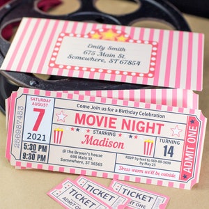 Op de afbeelding: Roze en witte gestreepte filmticketuitnodiging voor een verjaardagsfeestje. De uitnodiging zegt "Filmavond" en heeft een popcornbak en sterren. De tekst op het ticket zegt "Zaterdag 7 augustus 2021, 17:30 - 21:30 uur, Met Madison, Wordt 14, RSVP per sms naar 569-89-5698 voor 25 mei, Kleed je warm aan, we zijn buiten".