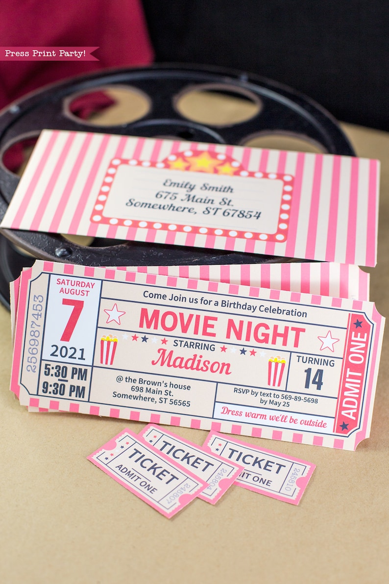 Op de afbeelding: Roze en witte gestreepte filmticketuitnodiging voor een verjaardagsfeestje. De uitnodiging zegt "Filmavond" en heeft een popcornbak en sterren. De tekst op het ticket zegt "Zaterdag 7 augustus 2021, 17:30 - 21:30 uur, Met Madison, Wordt 14, RSVP per sms naar 569-89-5698 voor 25 mei, Kleed je warm aan, we zijn buiten".