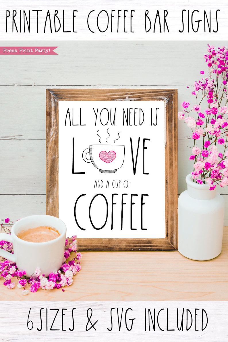 K&ouml;nnte beinhalten: Druckbarer Kaffeebar-Schild mit braunem Holzrahmen. Das Schild sagt "Alles was du brauchst ist Liebe und eine Tasse Kaffee" mit einer stilisierten Kaffeetasse und einem Herzen. Das Schild befindet sich auf einer Holzoberfl&auml;che mit einer Tasse Kaffee und rosa Blumen.