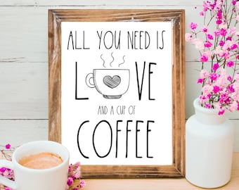 Könnte beinhalten: Druckbarer Kaffeebar-Schild mit rustikalem Holzhintergrund. Das Schild lautet "Alles was du brauchst ist Liebe und eine Tasse Kaffee" mit einer stilisierten Kaffeetasse und Dampf. Das Schild ist in einem braunen Holzrahmen gerahmt.