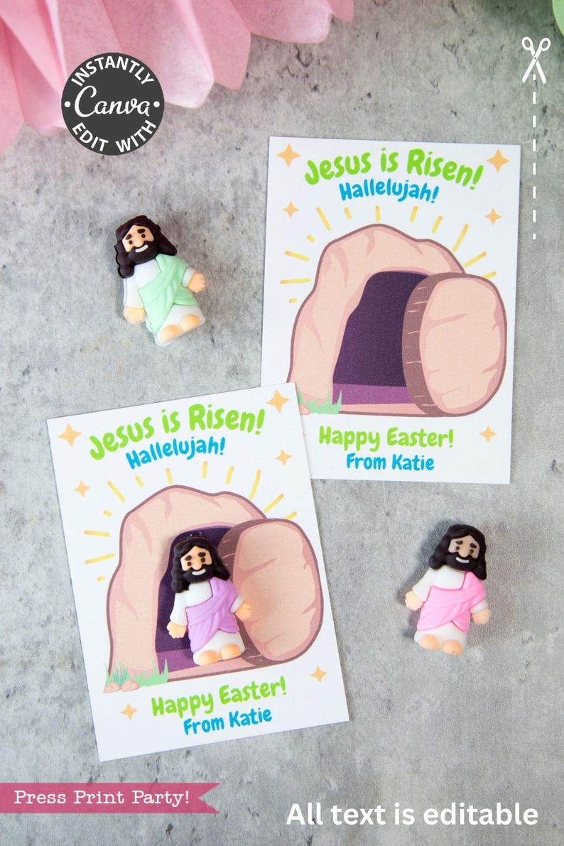 Pode incluir: Cart&otilde;es de felicita&ccedil;&otilde;es de P&aacute;scoa com o texto "Jesus ressuscitou! Aleluia!" e "Feliz P&aacute;scoa!" juntamente com pequenas figuras de Jesus. Os cart&otilde;es apresentam uma ilustra&ccedil;&atilde;o do t&uacute;mulo vazio. O fundo inclui papel rosa.