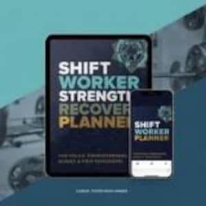 Könnte beinhalten: Ein digitaler Planer mit dem Titel "SHIFT WORKER STRENGTH RECOVER PLANNER" wird auf einem Tablet und einem Smartphone angezeigt. Der Planer ist dunkel mit weißem und goldenem Text. Das Tablet befindet sich vor einem verschwommenen Hintergrund.