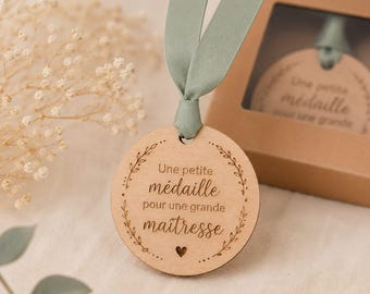 Regalo personalizzato per insegnanti, assistenti scolastici e tate | Medaglia di fine anno in legno incisa | Confezione regalo inclusa | Nastro a scelta