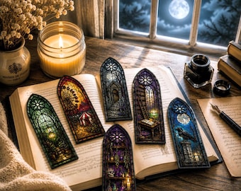 Könnte beinhalten: Sechs bogenförmige Lesezeichen mit detaillierten Illustrationen im Buntglas-Stil: ein grüner Wald, ein Jahrmarkt, ein Steinbogen, eine Bibliothek, ein Regal mit Zaubertränken und Totenkopf sowie ein Rabe auf einer Säule bei Vollmond.