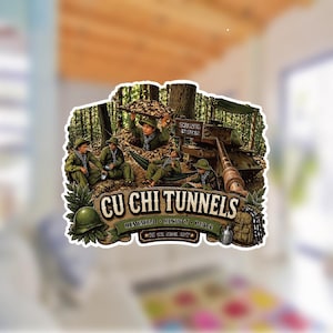 Op de afbeelding: Een sticker met een bosscène met soldaten, een tank en de tekst "Cu Chi Tunnels". Het ontwerp bevat de zinnen "Remember, Respect, Peace" en "Ho Chi Minh City."