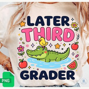 Könnte beinhalten: Cremefarbenes T-Shirt mit einem farbenfrohen Grafikdesign. Das Design zeigt den Text "LATER THIRD GRADER" in Schwarz und Pink, zusammen mit einem Cartoon-Alligator, einem gelben Küken und anderen verspielten Elementen wie Sternen, Blumen und Früchten.