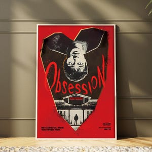 Puede incluir: Un póster de película rectangular para Obsession con un fondo rojo brillante. Un gráfico negro en forma de corazón contiene un rostro invertido, la silueta de una casa y una persona de pie en una puerta. El texto incluye Obsession, Written and Directed by Curry Barker, Be Careful Who You Wish For y Only In Theaters May 15.