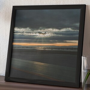 Encadré, atterrissage d'un avion de San Francisco à travers les nuages au coucher du soleil | Photographie de ciel dramatique | Décoration murale encadrée prête à accrocher