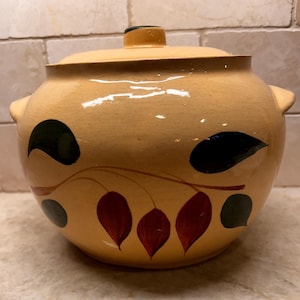 Vintage Watt Pottery American Red Bud Bean Pot 76 Covered Casserole 5 Teardrop