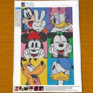 Pode incluir: Uma tela de pintura de diamante com seis personagens de desenho animado em uma grade. O design inclui Goofy, Daisy Duck, Minnie Mouse, Mickey Mouse, Pluto e Donald Duck. A tela exibe o texto DP2044 e Size: 25*35, com uma lista de cores.