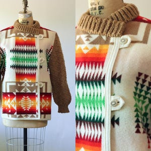 Può includere: Una giacca con un pannello frontale color crema caratterizzato da un vivace motivo geometrico in rosso, arancione, giallo, verde e marrone. Il capo presenta maniche in maglia testurizzata color marrone chiaro, un colletto a coste e tre bottoni.
