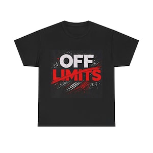 Puede incluir: Camiseta negra con las palabras "OFF LIMITS" en blanco y rojo, con una línea roja que cruza la palabra "LIMITS". El diseño tiene una estética grunge y desgastada con efectos de salpicaduras de pintura blanca y roja.