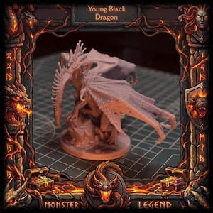 Könnte beinhalten: Unbemalte Miniatur eines jungen schwarzen Drachen mit ausgebreiteten Flügeln und detaillierten Skelettmerkmalen. Der Drache steht auf einem felsigen Sockel. Das Bild ist mit einem dekorativen Rahmen mit Drachen- und Schatzkistenmotiven versehen.