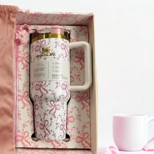 Stanley x LoveShackFancy 40oz Quencher H2.0 Tumbler | Pink Bow Floral Limited Edition Bild 3