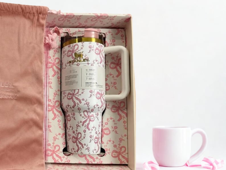 Stanley x LoveShackFancy 40oz Quencher H2.0 Tumbler | Pink Bow Floral Limited Edition Bild 3