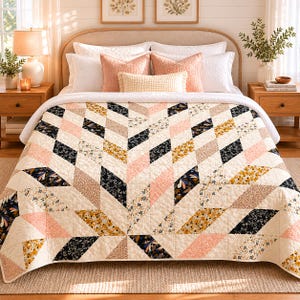 Puede incluir: Una cama con un edredón crema con un patrón geométrico de diamantes negros, rosas y florales. La cama está hecha con sábanas blancas y varias almohadas en tonos rosas y crema.