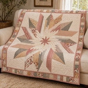 Puede incluir: Un edredón hecho a mano con un diseño de estrella en tonos rosa, beige y gris. El edredón presenta varias telas estampadas, incluyendo flores y cuadros, y está bordeado con un estampado floral. Está colocado sobre un sofá beige.