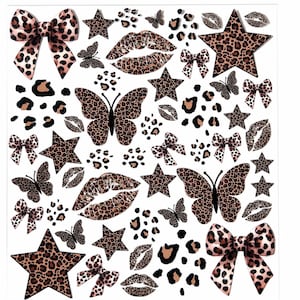 Puede incluir: Una hoja de pegatinas adhesivas con un patrón de leopardo repetitivo en tonos marrón, negro y beige. Los diseños incluyen varios tamaños de mariposas, estrellas, lazos, labios y manchas de leopardo dispersas sobre un fondo blanco.