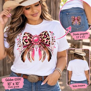 Puede incluir: Una camiseta blanca con un gráfico grande de un lazo con estampado de leopardo adornado con plumas rosas y una gema rosa central. El diseño incluye una versión pequeña para bolsillo de 8,89 cm x 8,89 cm y un diseño grande de 25,4 cm x 25,4 cm.