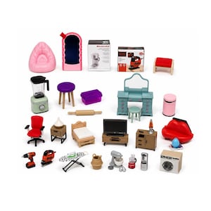 Könnte beinhalten: Eine Sammlung von Miniatur-Puppenhausmöbeln und -geräten in verschiedenen Farben. Zu den Artikeln gehören ein roter Stuhl, ein grüner Mixer, ein Schminktisch, ein Bett, ein Fernseher, eine Waschmaschine und ein Mixer. Weitere Artikel sind ein rosa Sitzsack und ein rotes Sofa.