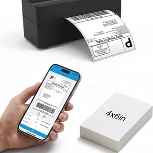 Puede incluir: Una impresora de etiquetas negra imprimiendo una etiqueta USPS Priority Mail. Un teléfono inteligente muestra una etiqueta similar, con ajustes de impresión de 100 mm por 150 mm. También se muestra una pila de etiquetas en blanco de 4x6 pulgadas.