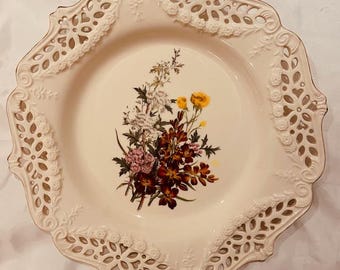Piatto decorativo floreale vintage / Piatto con bordo traforato / Decorazione da parete in ceramica color crema in stile inglese / Decorazione per la casa in stile cottage